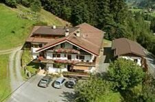 Gasthof Waldhof Luftaufnahme eines alpinen Gasthofs mit Parkplatz am Waldrand.