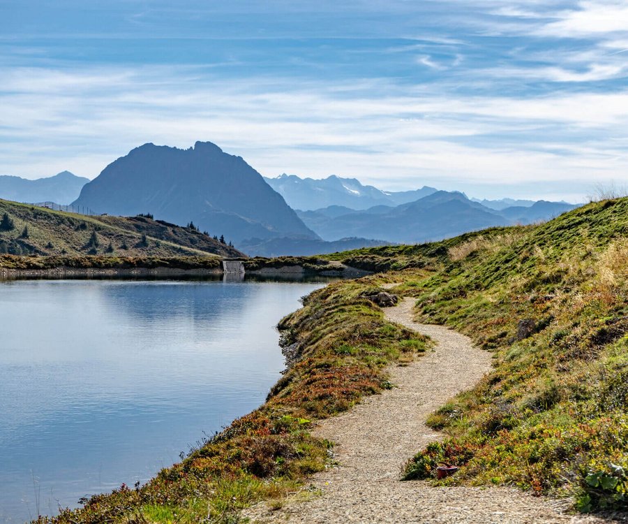 Weg neben See