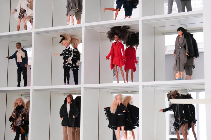 Kleine Puppen im Regal