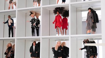 Kleine Puppen im Regal