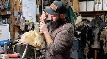 Mann bearbeitet eine Maske