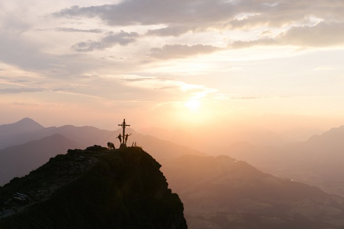 Wanderer am Gipfelkreuz am Kitzbüheler Horn 