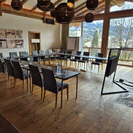 Meeting seating in a bright suite