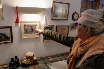 Frau erklärt Bilder