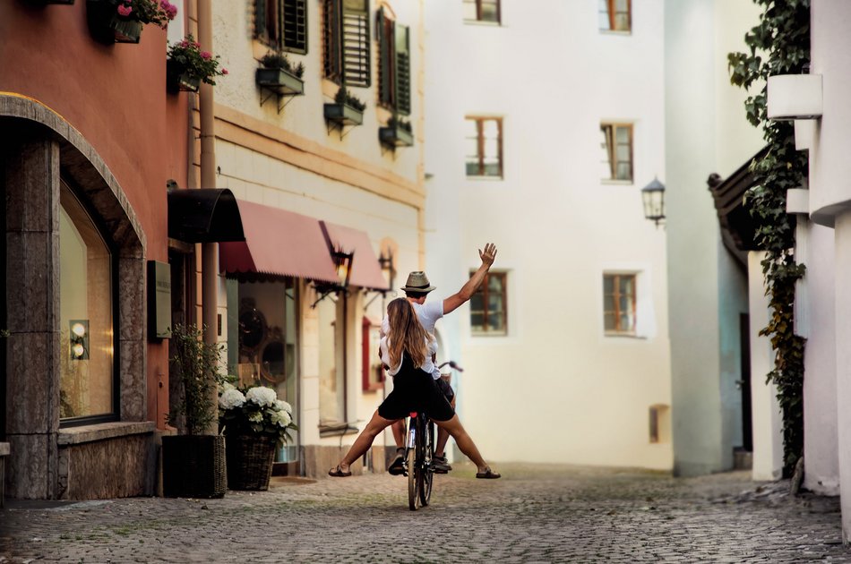 Paar am Rad in der Altstadt von Kitzbühel