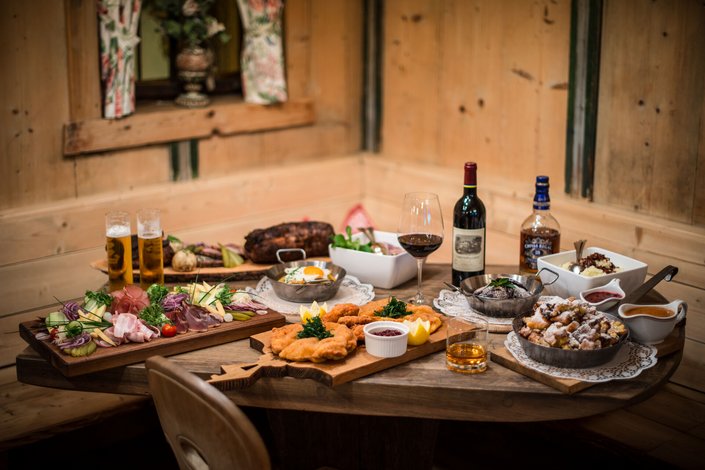 Ein Tisch in der Stube mit verschiedenen Speisen