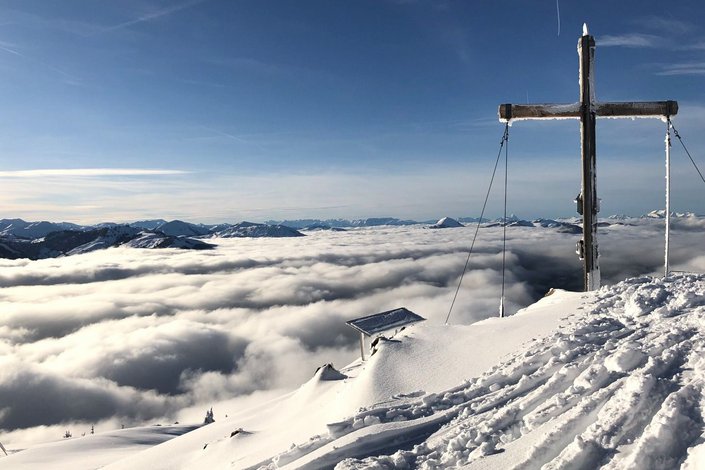 Winterlandschaft mit Gipfelkreuz