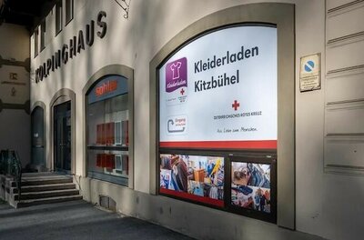 Außenansicht des Rot Kreuz Kleiderladens in Kitzbühel am Kolpinghaus.