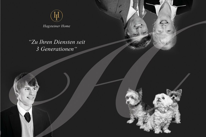 Ein professionelles Schwarz-Weiß-Bild mit drei Personen und zwei kleinen Hunden. Der Text betont den generationsübergreifenden Service des Unternehmens Hagsteiner Home.