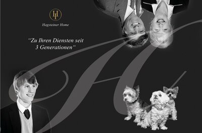 Makler Ein professionelles Schwarz-Weiß-Bild mit drei Personen und zwei kleinen Hunden. Der Text betont den generationsübergreifenden Service des Unternehmens Hagsteiner Home.