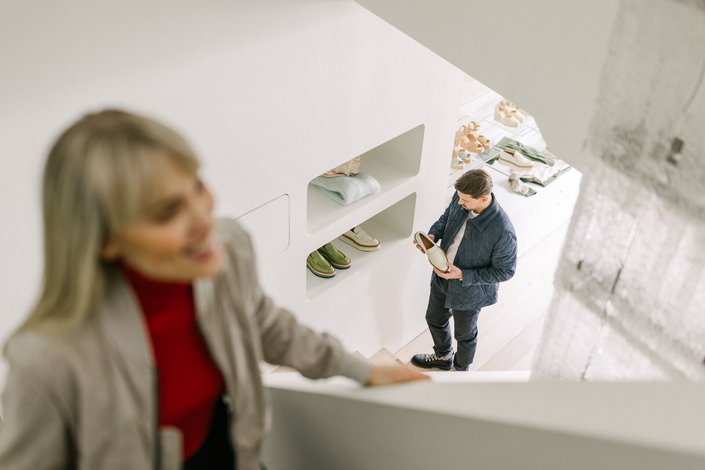 Ein Paar beim Shoppen in einer Boutique in Kitzbühel