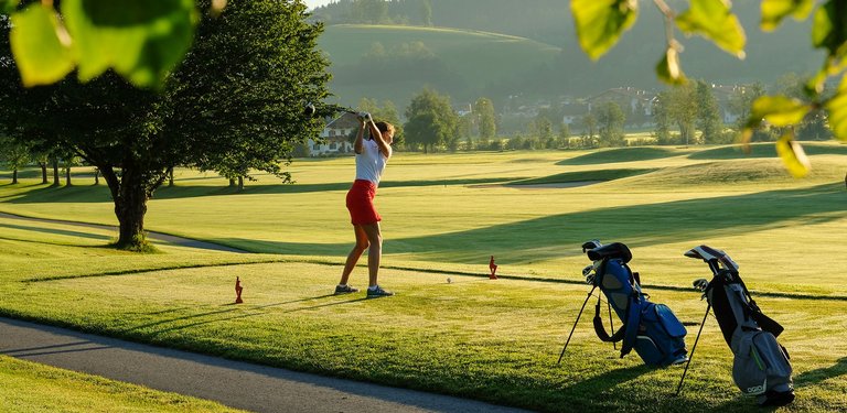 Golferin beim Abschlag