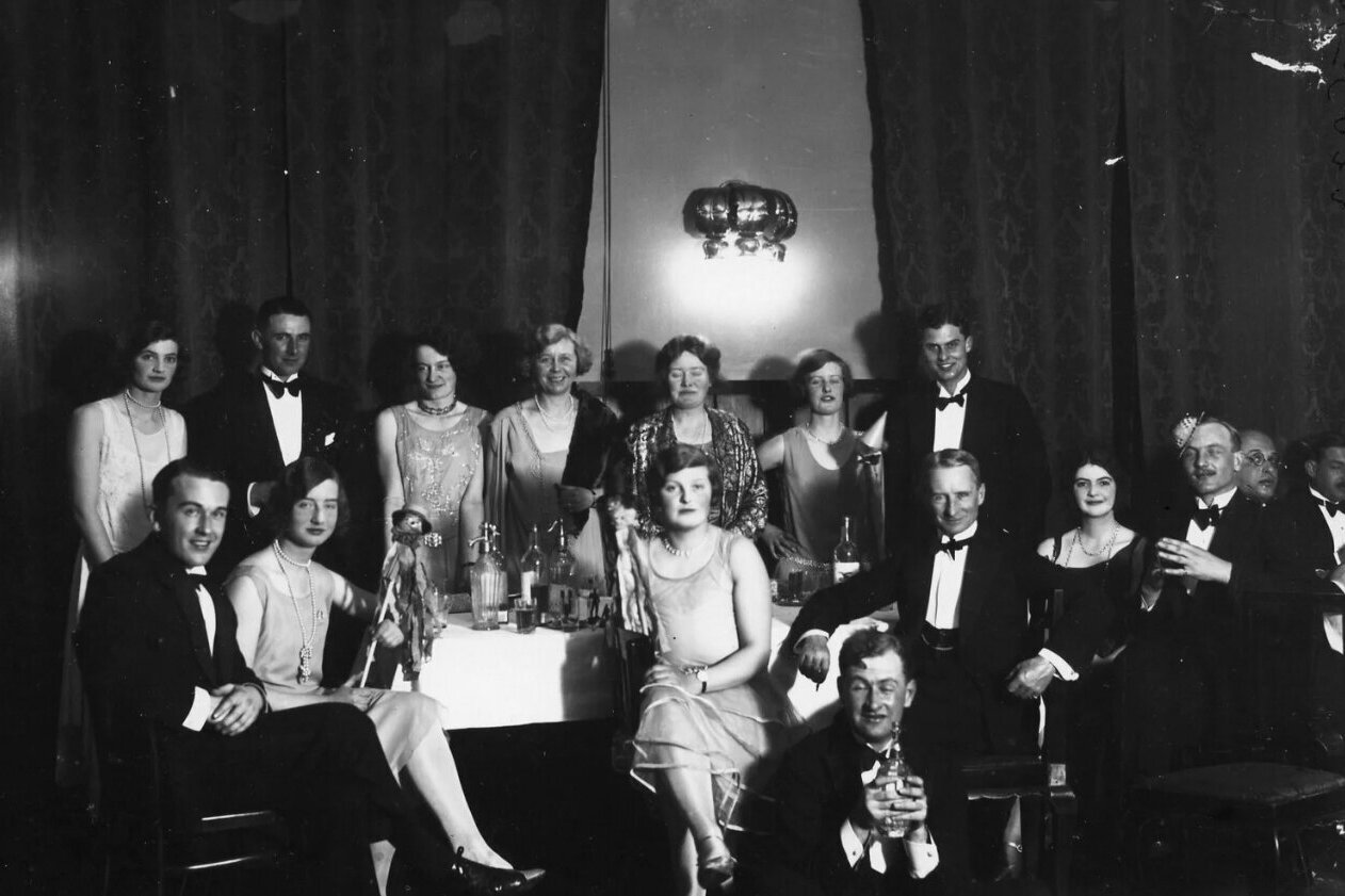 Schwarz-weiß-Foto einer Gesellschaft im Grand Hotel Kitzbühel