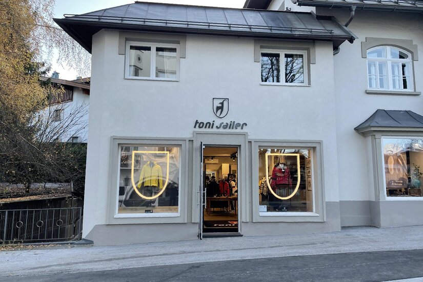 Toni Sailer Shop Außenansicht des Toni Sailer Sportgeschäfts mit Schaufenstern und Logo an der hellen Fassade.