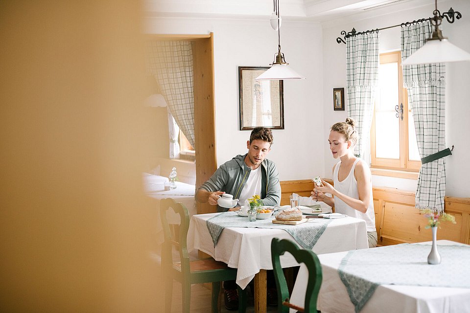 Paar beim Essen im Restaurant