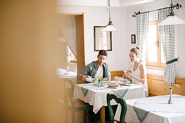 Paar beim Essen im Restaurant