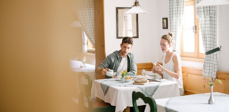 Paar beim Essen im Restaurant