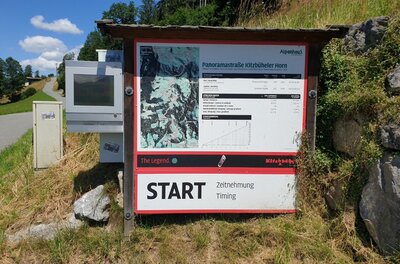 Infotafel am Start der Panoramastraße Kitzbüheler Horn mit Zeitnehmungsterminal.