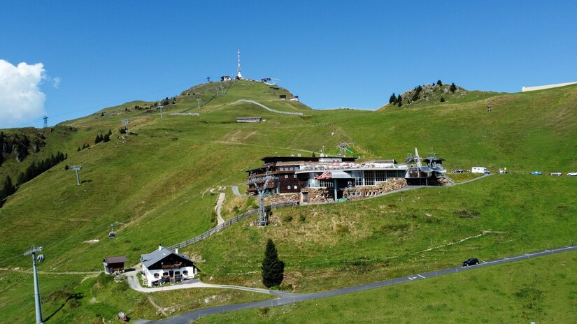 Alpenhaus am Kitzbüheler Horn Berghaus und Seilbahnstation am Kitzbüheler Horn mit Sendeturm im Hintergrund.