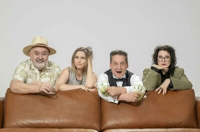 Eine Gruppe von vier Personen sitzt auf einem braunen Sofa. Sie zeigen verschiedene Gesichtsausdrücke und tragen unterschiedliche Kleidung.