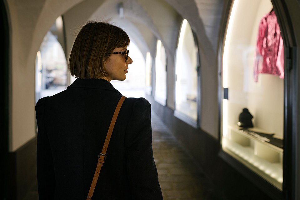 Frau in Altstadtarkaden