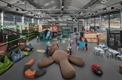 Lisi World Indoor-Spielplatz Großer Indoor-Spielplatz mit Klettergerüsten, Rutschen und Sitzsäcken in einer modernen Halle.