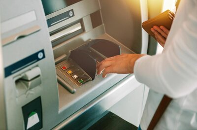 Bankomat Aurach Nahaufnahme einer Person, die eine PIN an einem Geldautomaten eingibt.