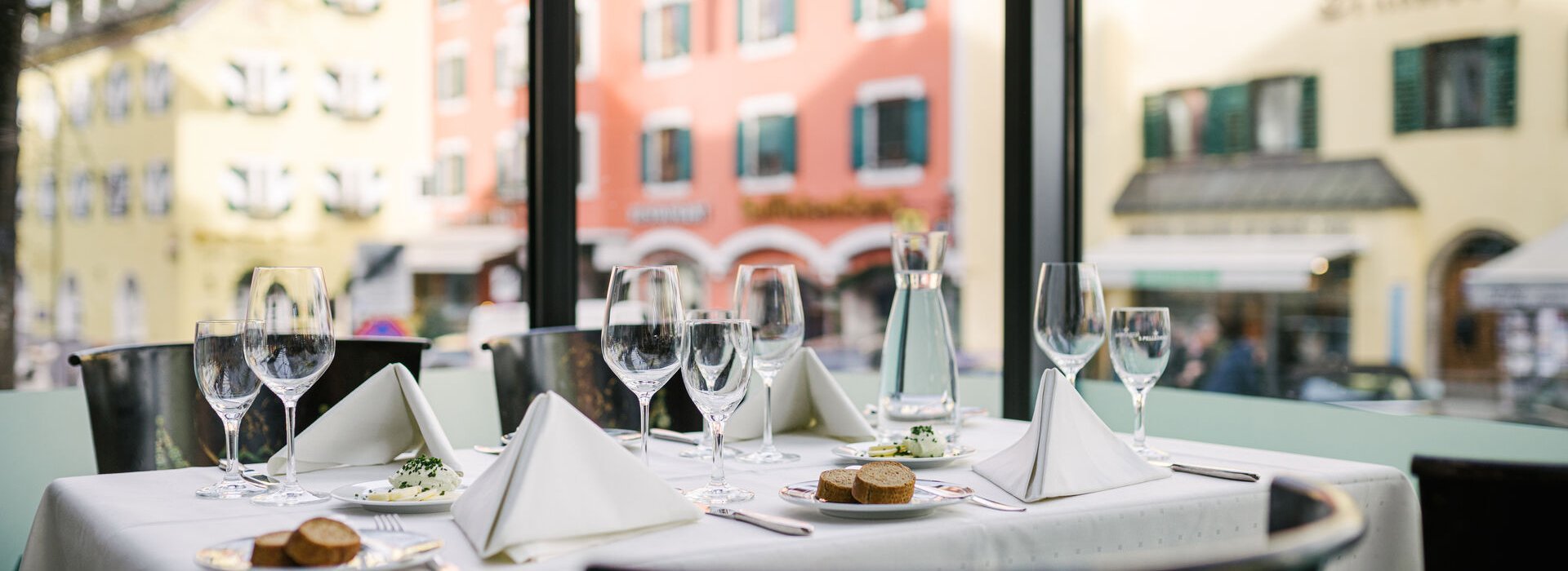 Schön gedeckter Restauranttisch