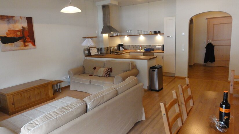 Wohnbereich Fraser Wohnungen Wohnbereich mit beigen Sofas und offener Küchenzeile in einer Ferienwohnung.