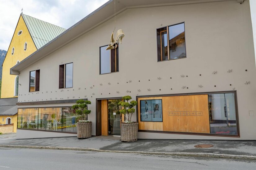Frauenschuh Geschäft in Kitzbühel Außenansicht des Frauenschuh-Geschäfts mit moderner Fassade und dekorativen Schuhelementen.