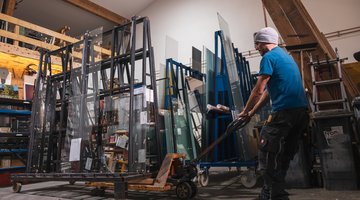 Ein Mann beim Arbeiten in einer Glaserei