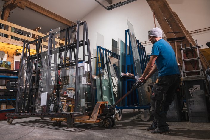 Ein Mann beim Arbeiten in einer Glaserei