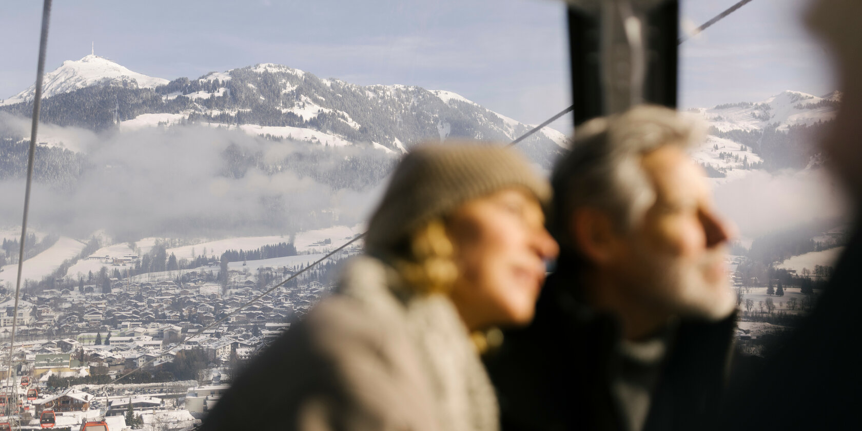 Lifestyle Kitzbühel Hahnenkamm Winter Gondel Emotion Pärchen (c) Kitzbühel Tourismus (1 (3) Paar genießt den Winterurlaub in Kitzbühel
