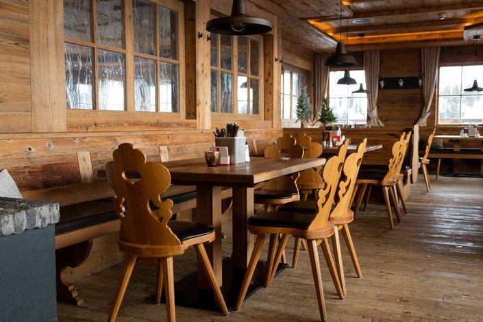 Tische in der Hütte