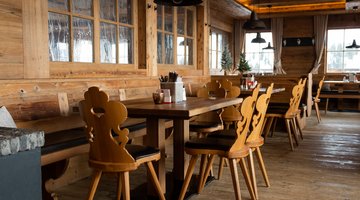 Tische in der Hütte