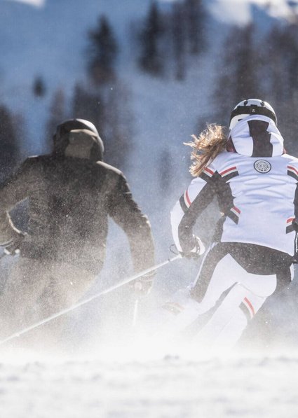 Zwei Skifahrer beim Skifahren