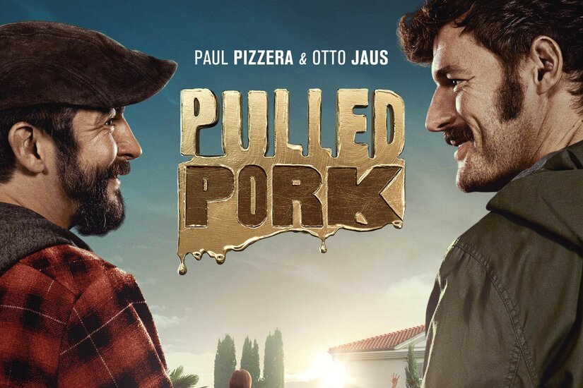 Zwei Männer im Profil blicken sich vor dem Filmtitel Pulled Pork an.