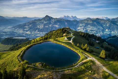 Landschaft Panorama Hahnenkamm Sommer See (c) Kitzbuehel Tourismus - Michael Werlberger (1) Hahnenkamm Speichersee im Sommer