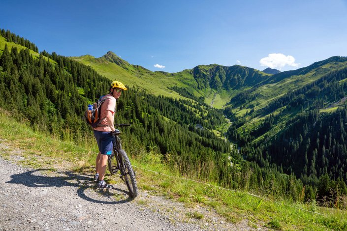 Radfahrer am Berg