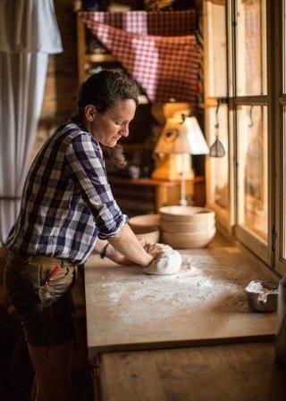 Eine Frau beim Brot Backen