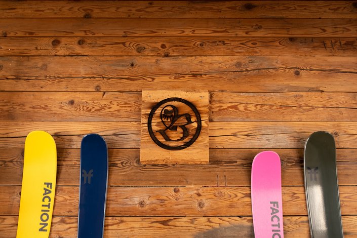 Skier an Holzwand