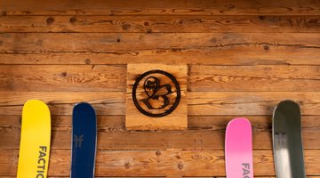 Skier an Holzwand