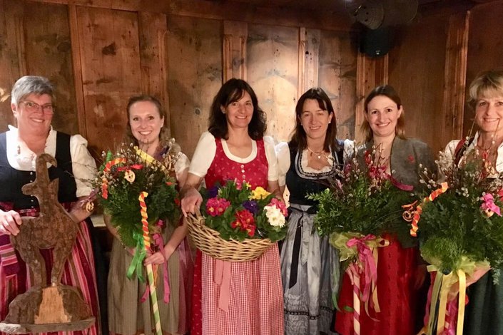 Frauen im Dirndl mit Palmbuschen