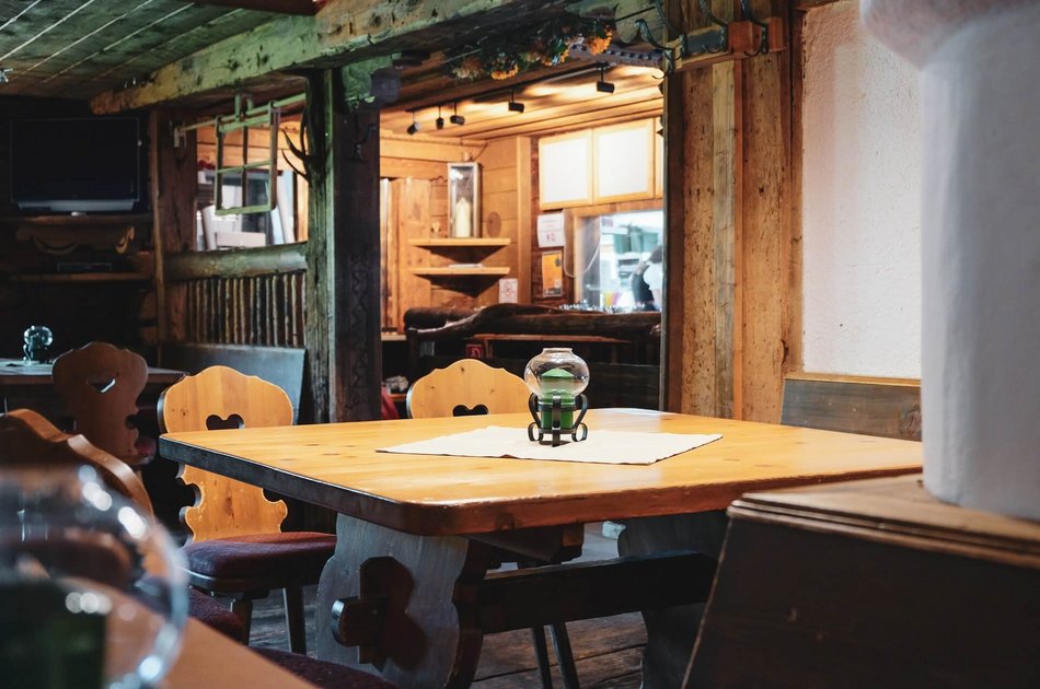 Tische in der Bruggeralm