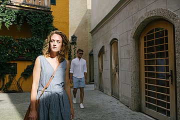 Paar beim Flanieren in der Stadt