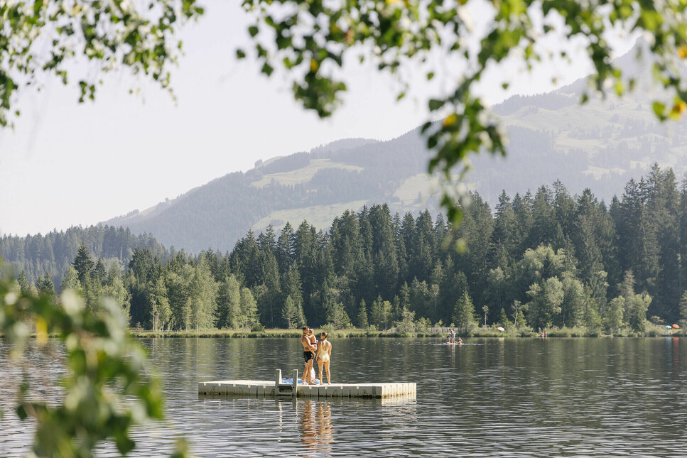 A family is enjoying a beautiful day at Schwarzsee in Kitzbühel