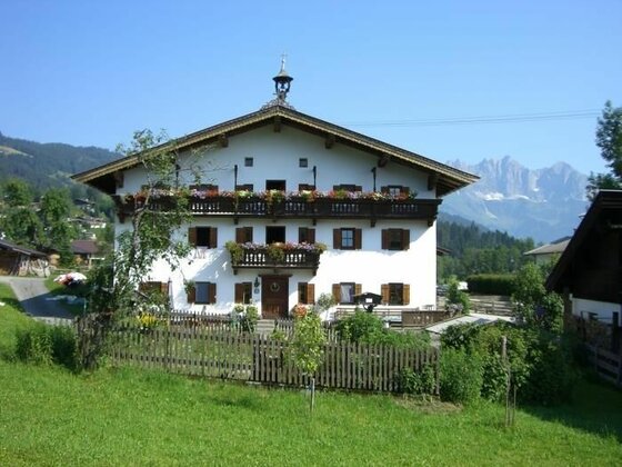 Seiwaldhof Brandstätter im Sommer Alpenländisches Bauernhaus mit Blumenbalkonen vor Gebirgskulisse.