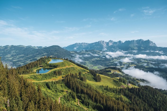 Hahnenkamm Berge und Blick auf Kitzbühel und 2 Seen im Sommer
