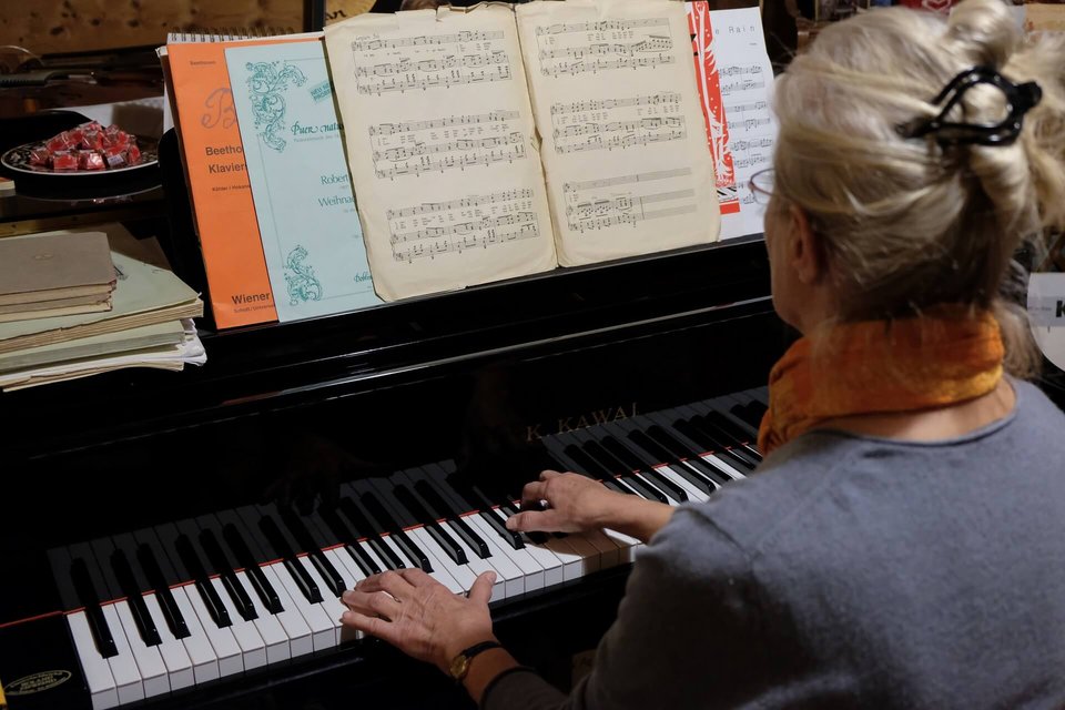 Rosmarie beim Klavierspielen