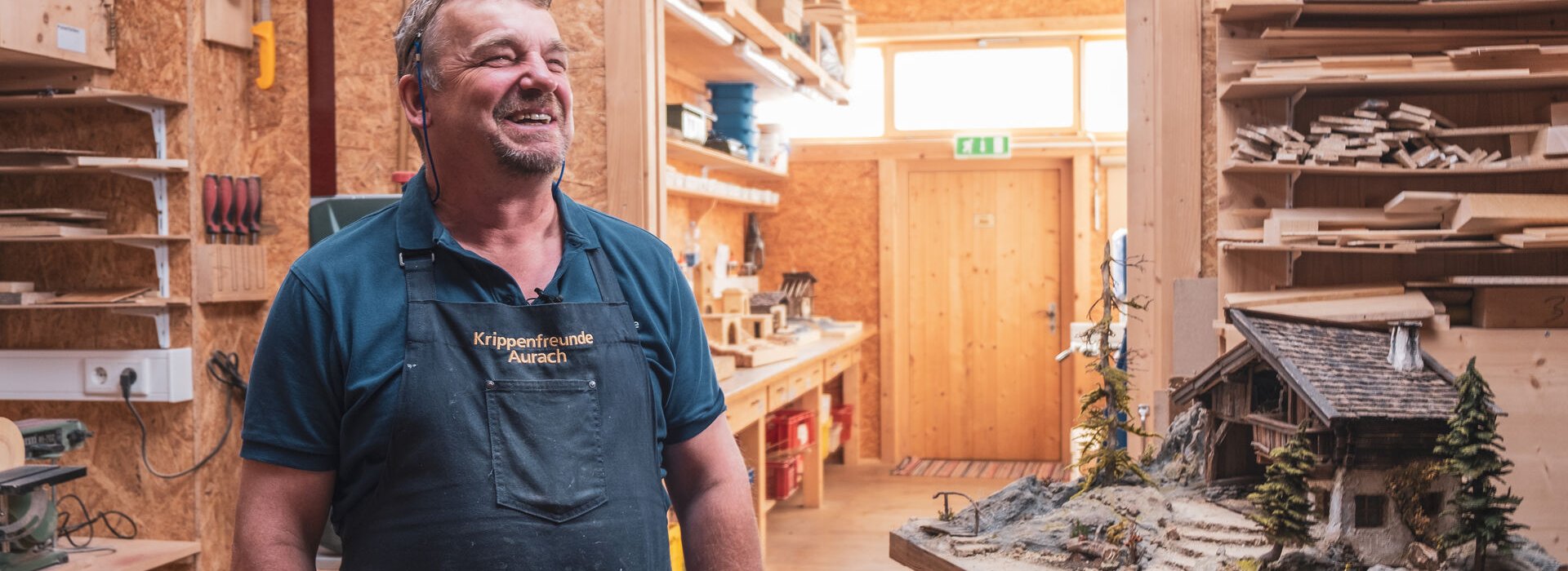 [Translate to EN:] Krippenbaumeister Markus in der Werkstatt